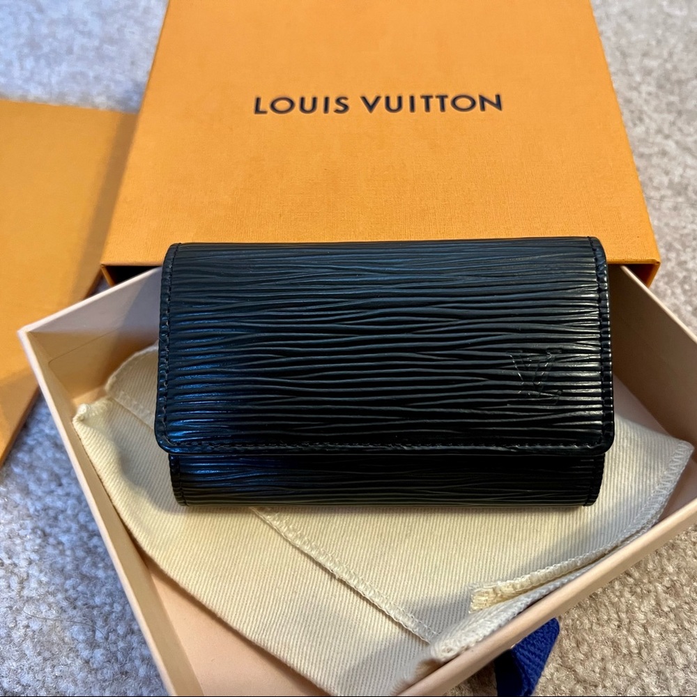 Louis Vuitton 6 KEY HOLDER in Epi Leather